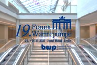 Das Bild zeigt den Titel "19. Forum Wärmepumpe", gefolgt von den Daten 24. und 25. November 2021, im Estrel Hotel Berlin. Darunter steht "bwp" für den Bundesverband Wärmepumpe e.V. Der Hintergrund zeigt eine moderne Innenarchitektur des Hotels.