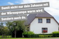 Ein modernes Einfamilienhaus mit einem begrünten Garten. Im Vordergrund sind Bäume und Blumen zu sehen. Über dem Haus steht der Text: „Damit nicht nur dein Zuhause mit der Wärmepumpe warm wird. Sondern auch du.“