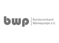 Logo des Bundesverbands Wärmepumpe e.V. in grauer Schrift. Die Abkürzung "bwp" ist prominent dargestellt, gefolgt von dem vollständigen Namen des Verbands. Das Design vermittelt Professionalität und Fokus auf erneuerbare Energien.