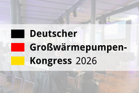 Schriftzug mit den Worten "Deutscher Großwärmepumpen-Kongress 2026" in schwarzer, roter und gelber Farbe vor einem verschwommenen Hintergrund einer Veranstaltungshalle.