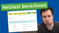 Ein Mann erklärt, wie man die Heizlast berechnet. Im Hintergrund ist eine Webseite mit einem Heizlastrechner zu sehen, die verschiedene Eingabefelder für die Berechnung enthält. Der Titel der Seite lautet „Heizlast berechnen“.