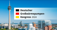 Das Bild zeigt die Skyline einer Stadt mit modernem Stadtbild und einem hohen Turm. Darüber steht der Text "Deutscher Großwärmepumpen-Kongress 2024" in verschiedenen Farben. Der Himmel ist klar und blau.