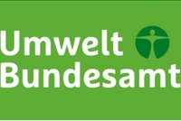 Logo des Umweltbundesamtes auf grünem Hintergrund mit dem Schriftzug "Umwelt Bundesamt" in Weiß und einem Symbol, das eine menschliche Figur in einer schützenden Haltung zeigt. Das Bild vermittelt ein Gefühl von Umweltbewusstsein und Schutz der natürlichen Ressourcen.