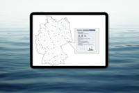 Eine digitale Karte Deutschlands zeigt verschiedene Standorte, hervorgehoben durch farbige Punkte. Neben der Karte befindet sich ein Informationsfeld mit allgemeinen Daten und Diagrammen, die möglicherweise statistische Informationen darstellen. Die Karte befindet sich auf einem Tablet, das in einer farbenfrohen Umgebung platziert ist.