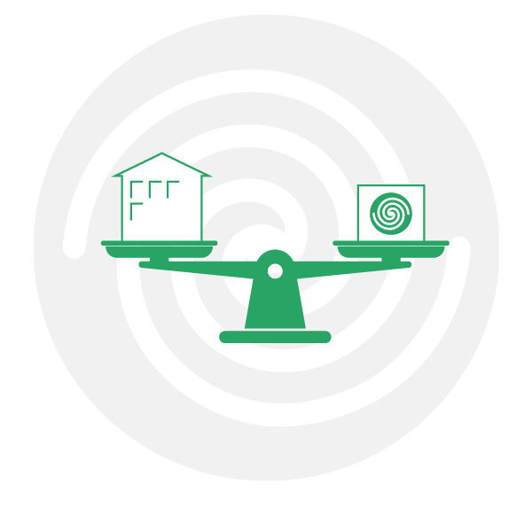 Das Bild zeigt eine Waage, auf der ein Haus auf der linken Seite und ein Computer auf der rechten Seite balanciert sind. Der Hintergrund ist spiralförmig gestaltet, was die Idee von Gleichgewicht zwischen traditionellen und digitalen Elementen symbolisiert.