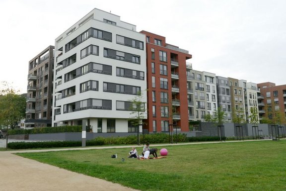 Mehrfamilienhaus, davor Wiese