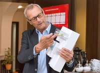 Projektleiter hält Smart Meter in der Hand